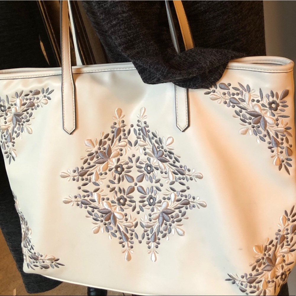 ⭐️PRICE DROP⭐️Charming Charlie Elegant Tote👛